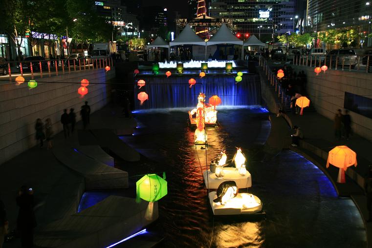 Suối Cheonggyecheon về đêm