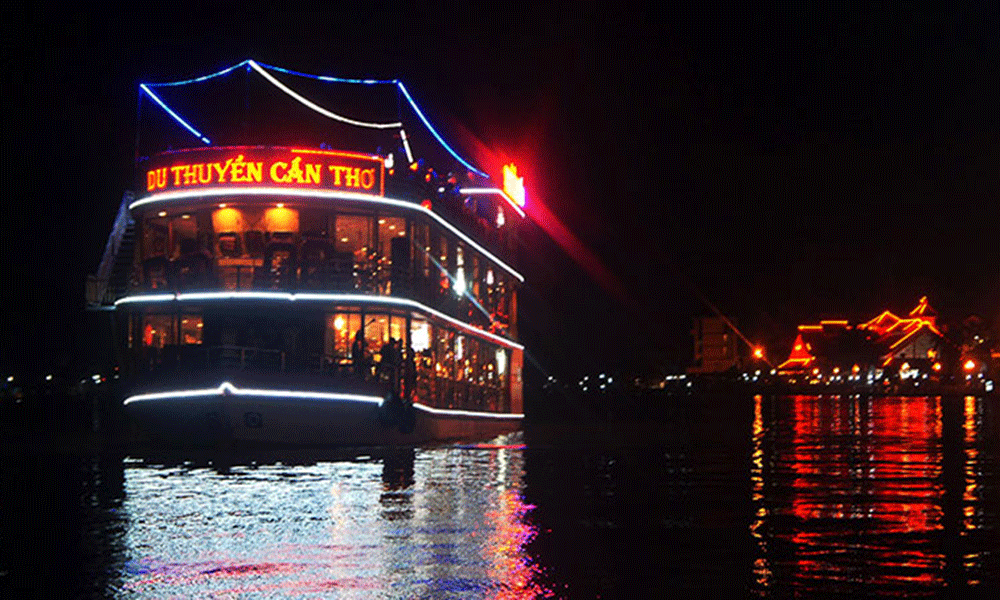 Du thuyền trên bến Ninh Kiều